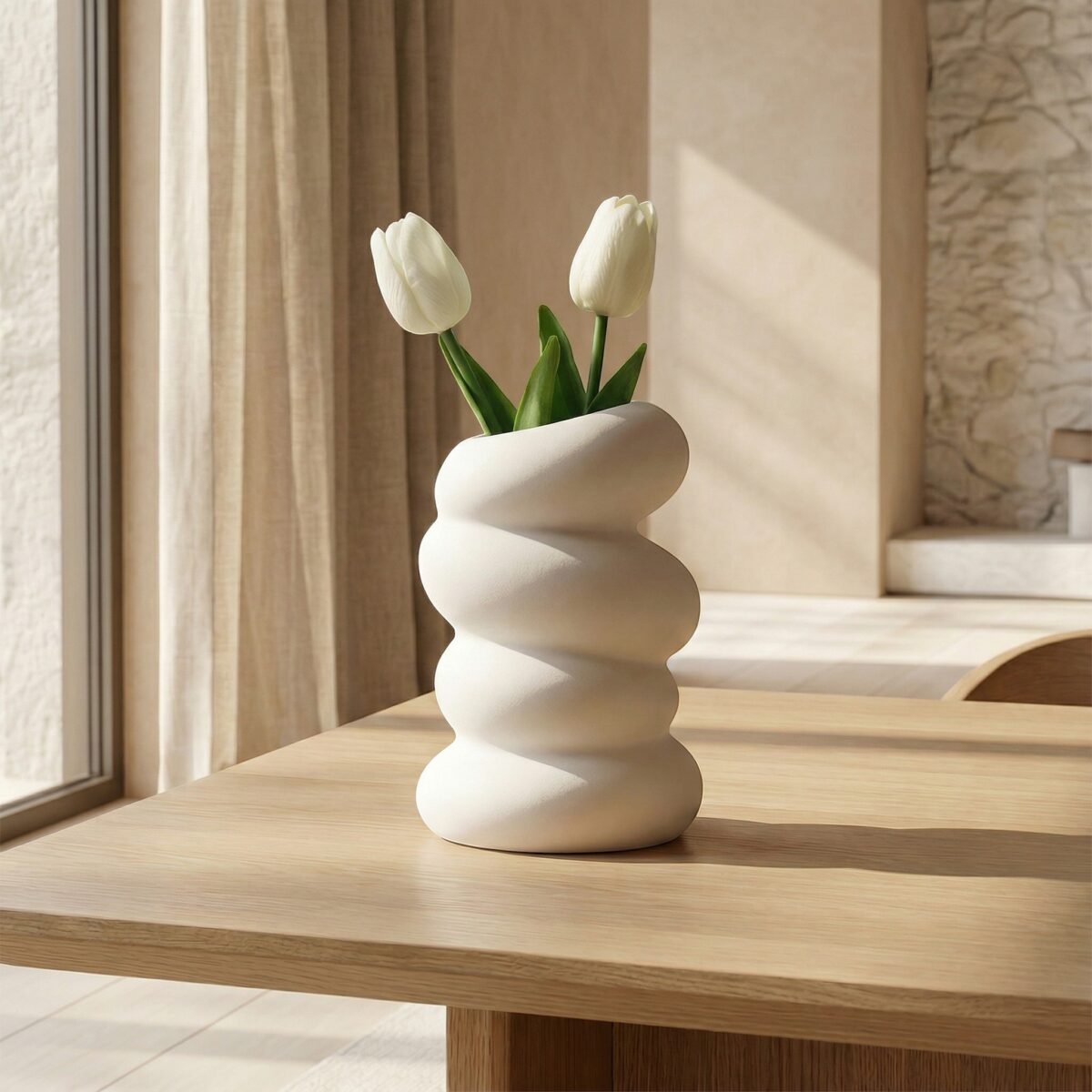 Vase spiral blanc en plastique au design spiralé captivant et minimaliste, posé sur une table avec quelques fleurs, créant une décoration moderne japandi lumineuse et élégante.