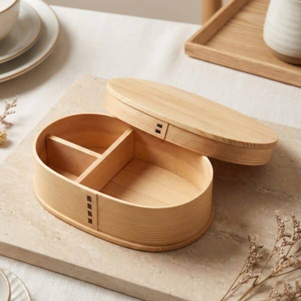 Bento japonais en bois posé sur une table beige