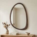Miroir Japandi en bois avec une forme organique, sur fond beige
