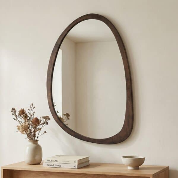 Miroir Japandi en bois avec une forme organique, sur fond beige