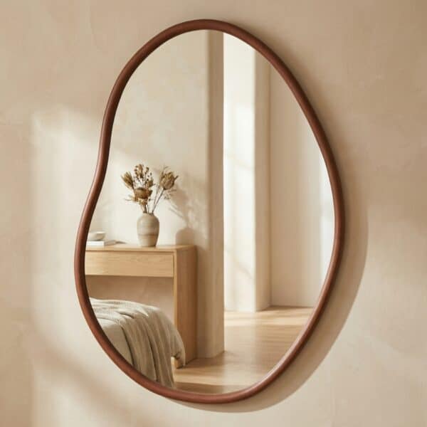 Miroir Japandi de forme organique en bois naturel, sur fond beige