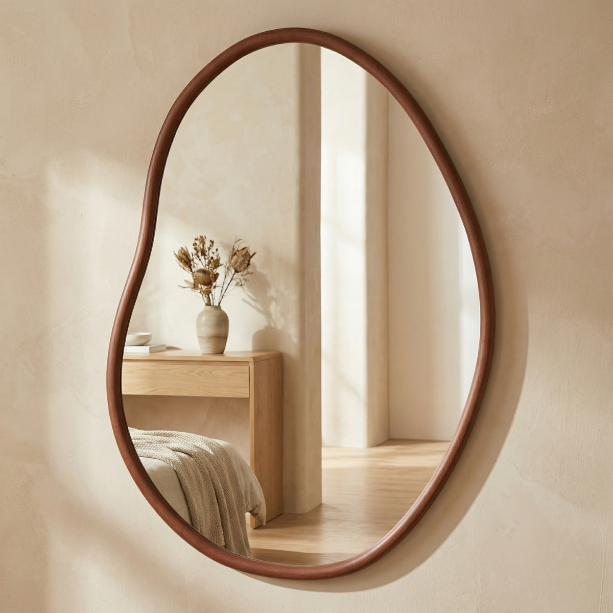 Miroir Japandi de forme organique en bois naturel, sur fond beige