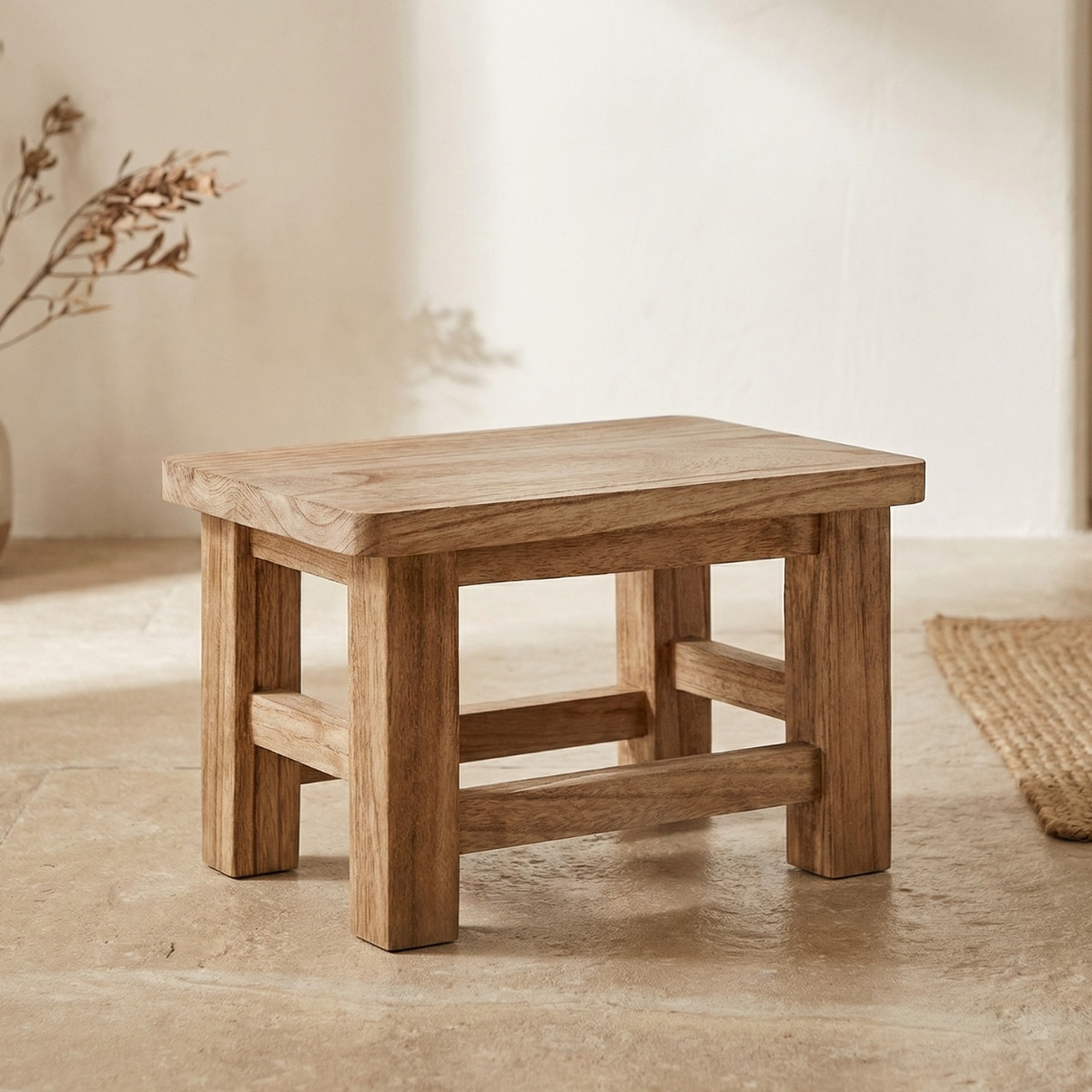 Petit tabouret Japandi rectangulaire en bois massif, sur fond beige