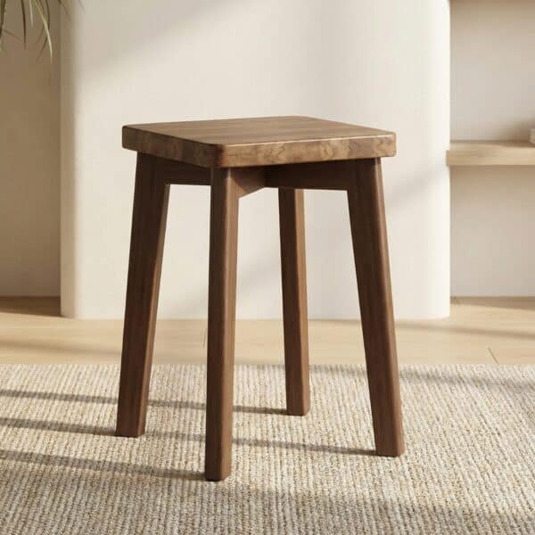 Tabouret Japandi carré en bois massif, sur fond beige