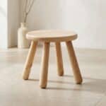 Tabouret Japandi en bois massif beige, sur fond beige