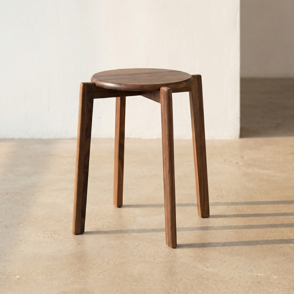 Tabouret Japandis en bois de noyer, sur fond beige