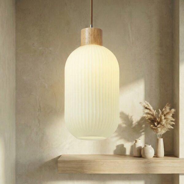 Suspension japandi en verre et bois pour une ambiance zen suspendue seule, globe strié blanc crème, socle bois naturel, mur béton beige.