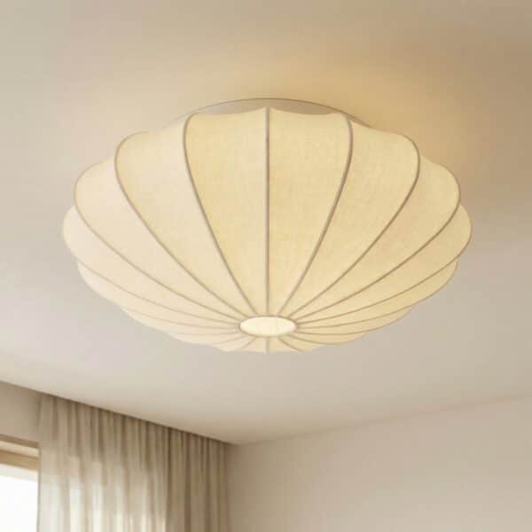 Dans un intérieur épuré, le plafonnier japandi blanc en soie séjour ou chambre diffuse une lumière douce et chaleureuse, créant une ambiance zen apaisante.