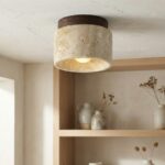 Plafonnier en pierre beige avec base bois foncé, lumière douce intégrée, style naturel moderne, parfait salon épuré ambiance chaleureuse.