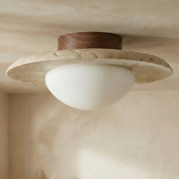 Plafonnier japandi en pierre et bois massif foncé fixé au plafond beige, disque travertin sable, globe verre opalin blanc, ambiance wabi-sabi.