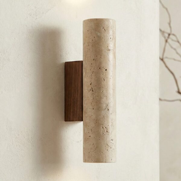 Applique murale japandi cylindrique en pierre beige posée sur socle en bois sombre et fixé sur mur lin.