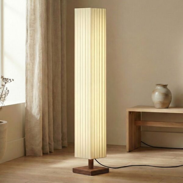 Lampadaire colonne japandi bois de noyer et tissu ambiance dans un salon épurée.