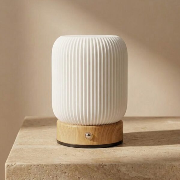 Lampe japandi rechargeable cannelée avec socle bois posée sur un bloc de pierre beige fond taupe doux.