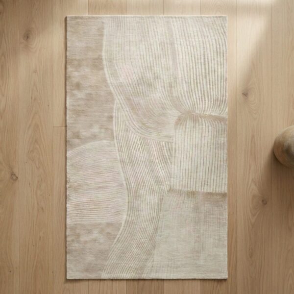 Le tapis Japandi beige rectangulaire lignes ondulées zen posé sur un parquet clair, motifs courbes relief sable, style minimaliste et ambiance calme, naturelle, chaleureuse.