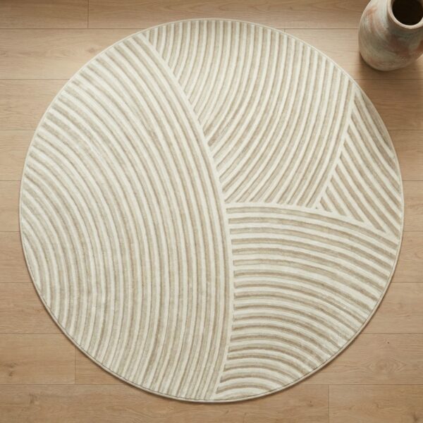 Tapis Japandi rond relief abstrait apaisant beige aux motifs géométriques texturés, posé sur un parquet clair, créant une ambiance zen douce, minimaliste et chaleureuse.