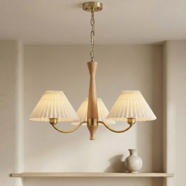 Notre lustre Japandi en laiton et noyer avec abat-jours plissés suspendu au plafond, bois clair et métal doré, diffuseurs blancs plissés créant lumière douce zen chaleureuse.