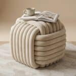 Le pouf cubique Japandi velours côtelé écru en forme de cube, de couleur écru, au style zen et minimaliste.