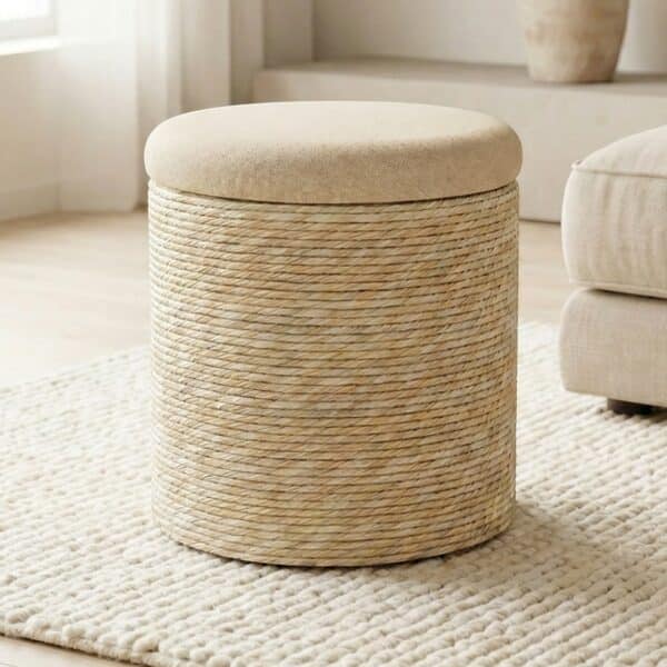 Pouf Japandi cylindrique design en fibre naturelle beige tressée, forme ronde minimaliste, assise zen élégante dans un salon.