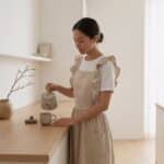 Tablier japonais à volant et en lin pour femme — style japandi