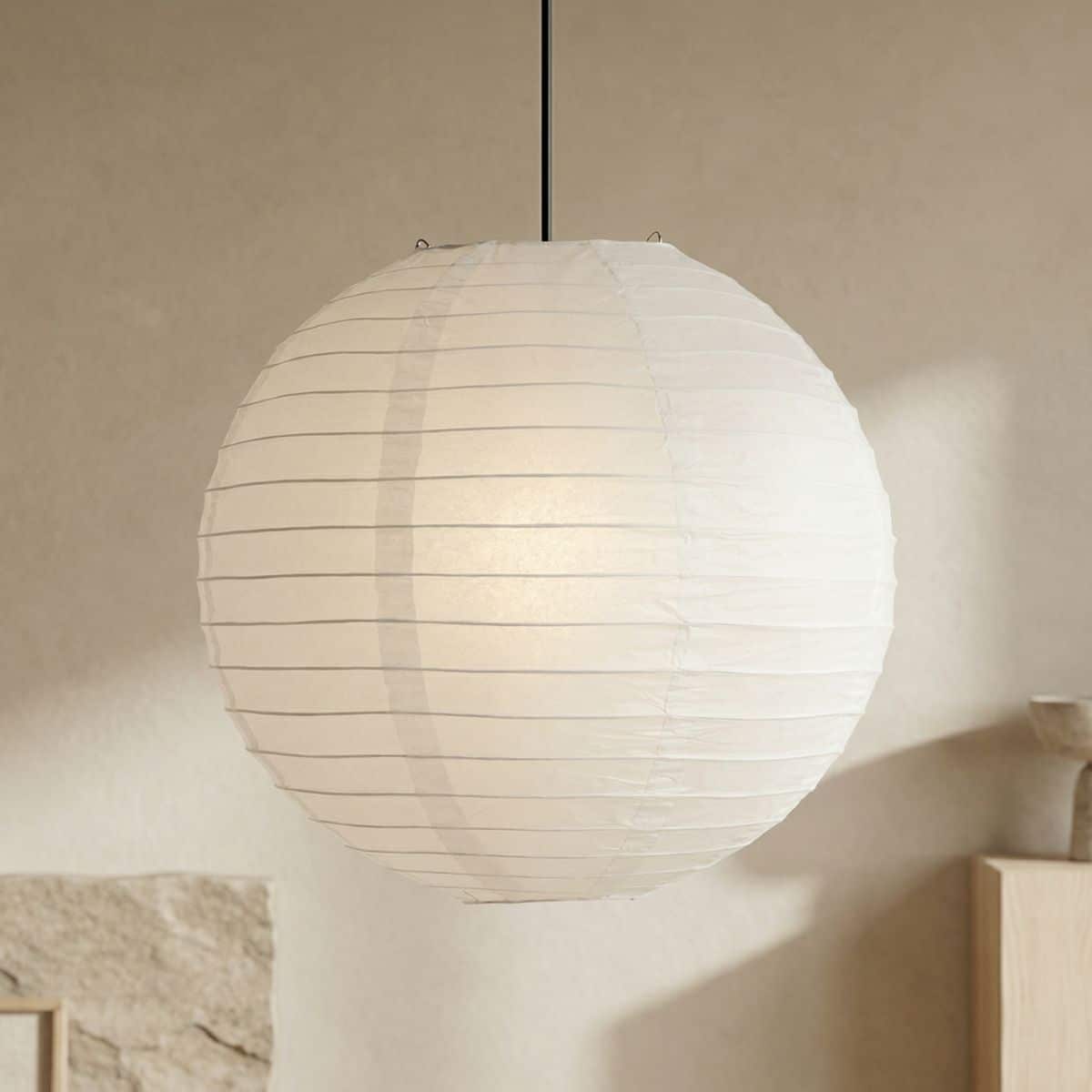 Abat-jour japandi rond en papier blanc, sur fond beige