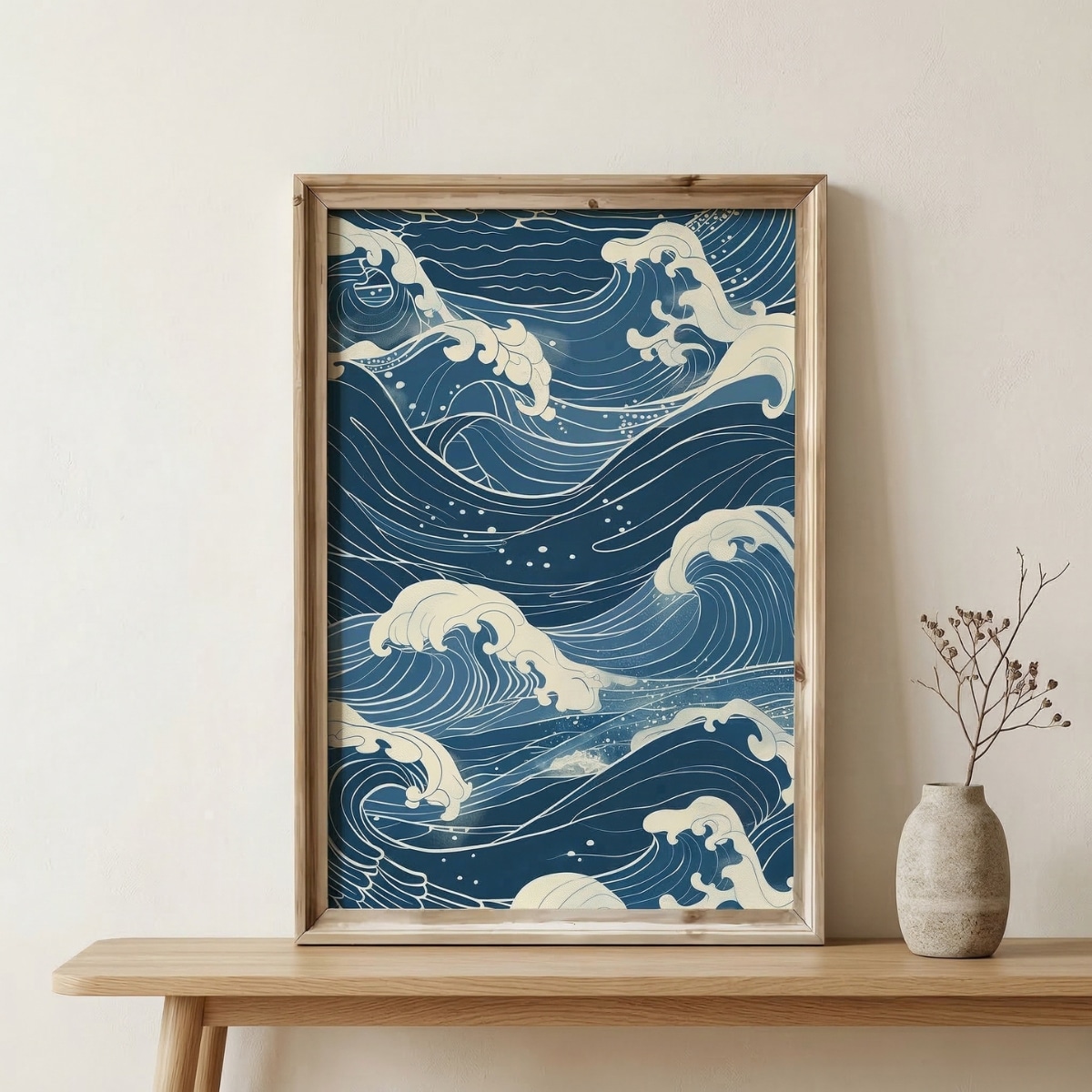 Affiche japandi à motif vagues, coloris indigo, posé sur un mur beige