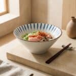 Bol japonais pour ramen en céramique bleu indigo et blanc, décoration d'intérieur style japandi