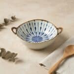 Bol japonais en céramique bleu et blanc à anses, décoration d'intérieur style japandi