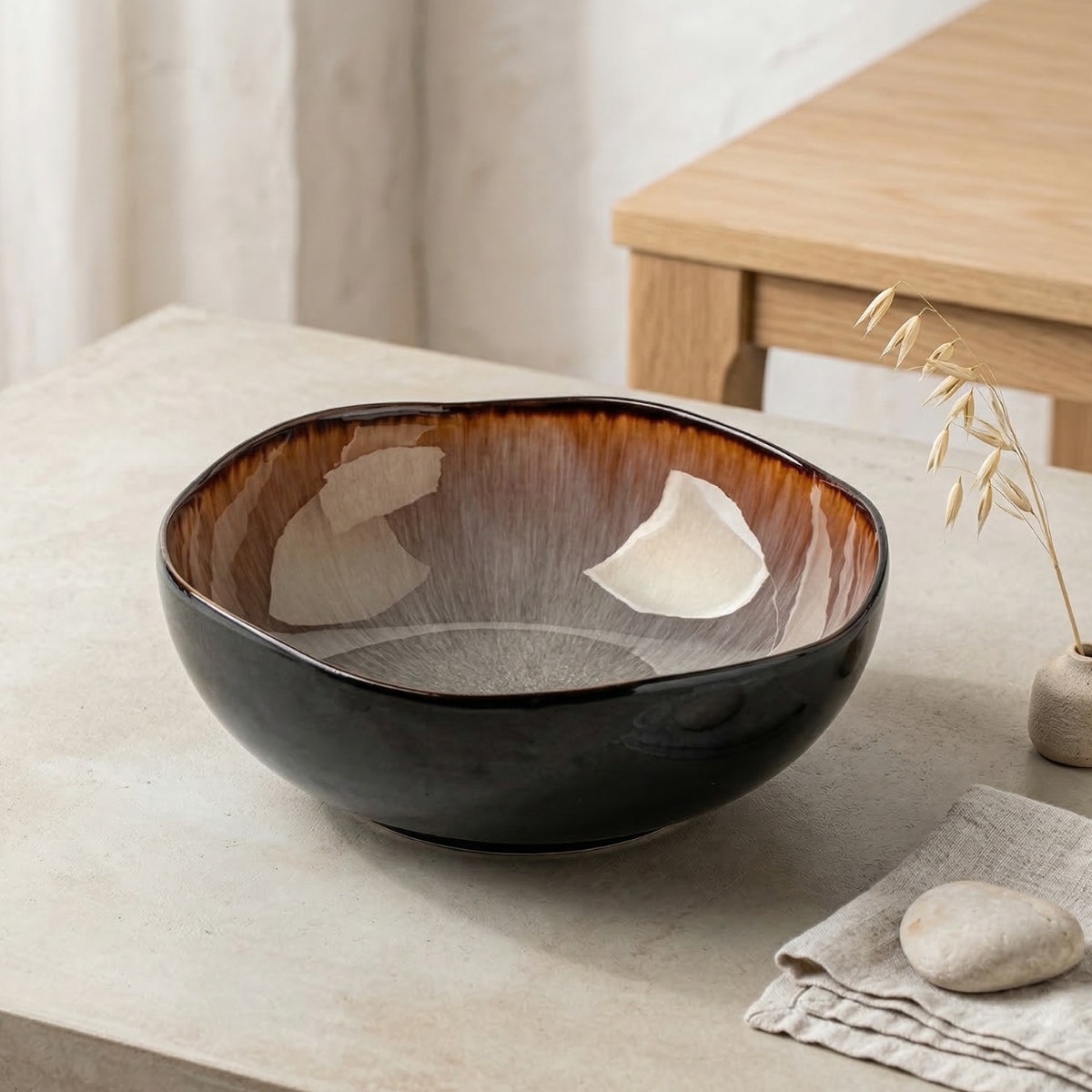 Grand bol japonais en céramique émaillée marron naturel, sur une table beige