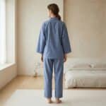 Jinbei femme en coton bleu doux, vêtement japonais porté de face