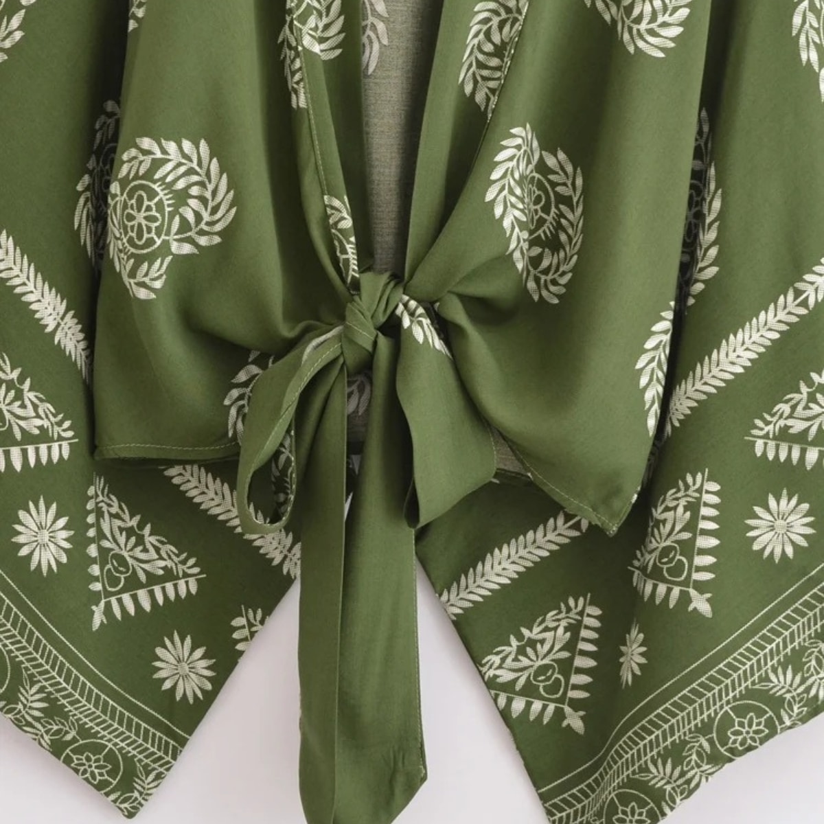 Kimono court pour femme vert à imprimé feuilles, kimono japonais porté de face