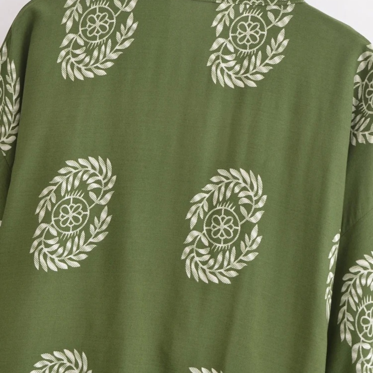 Kimono court pour femme vert à imprimé feuilles, kimono japonais porté de face