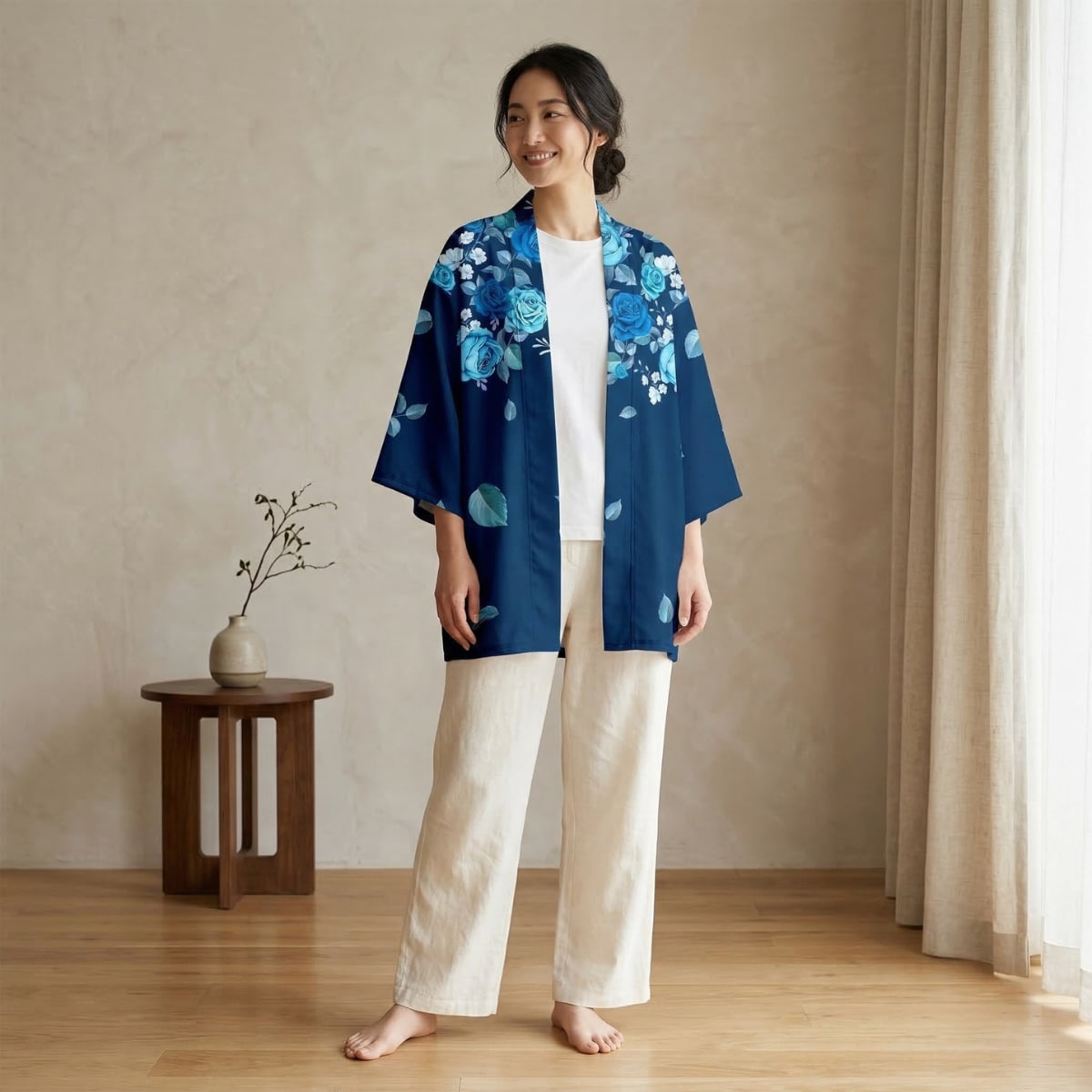 Veste haori femme bleu marine à motif floral, vêtement japonais porté de face