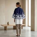 Veste haori femme fleurs de cerisier bleu marine et blanc, vêtement japonais porté de face