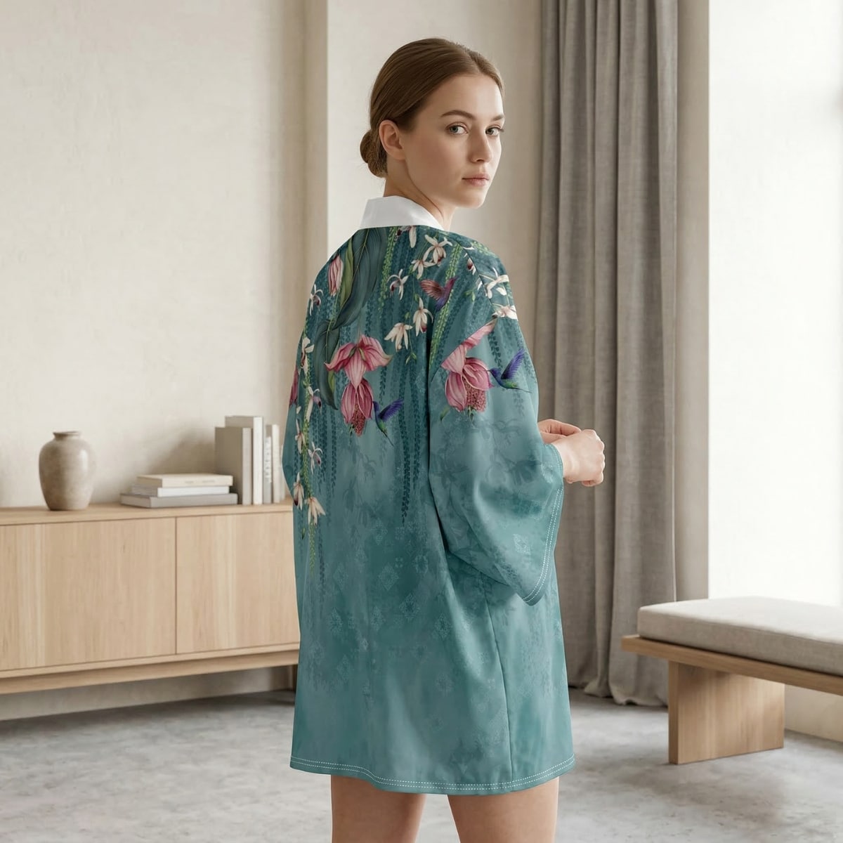 Veste haori femme vert sauge à imprimé floral, vêtement japonais porté de face