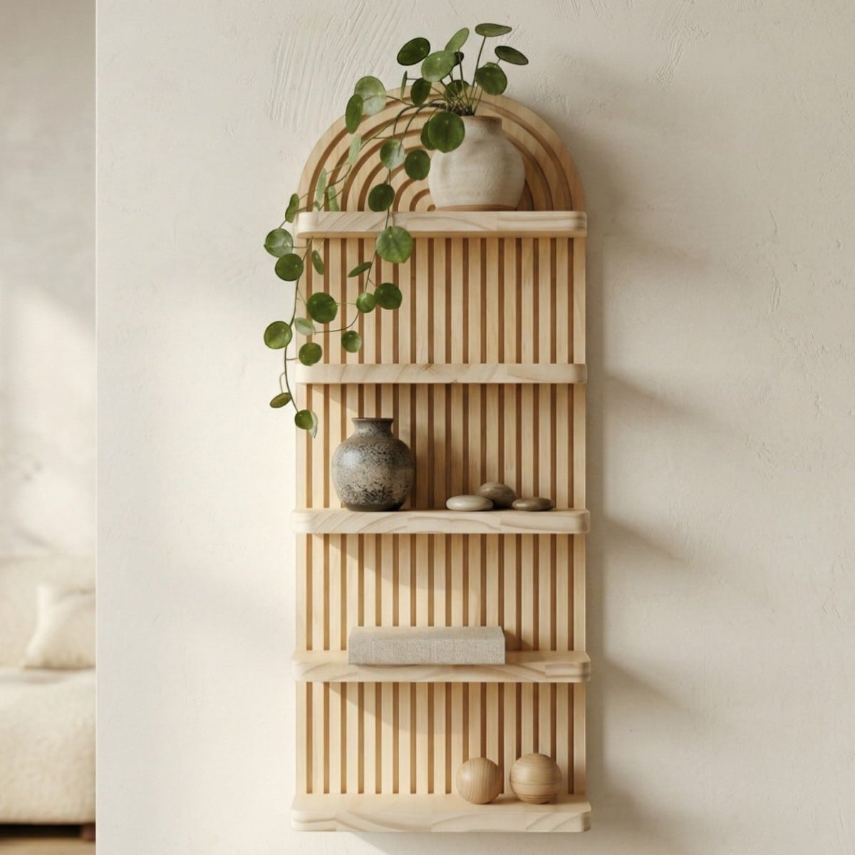 Notre étagère Japandi bois naturel design épuré fixée au mur, cinq plateaux en arc minimaliste. Une étagère décorative zen où plantes et objets reposent dans un style japandi chaleureux.