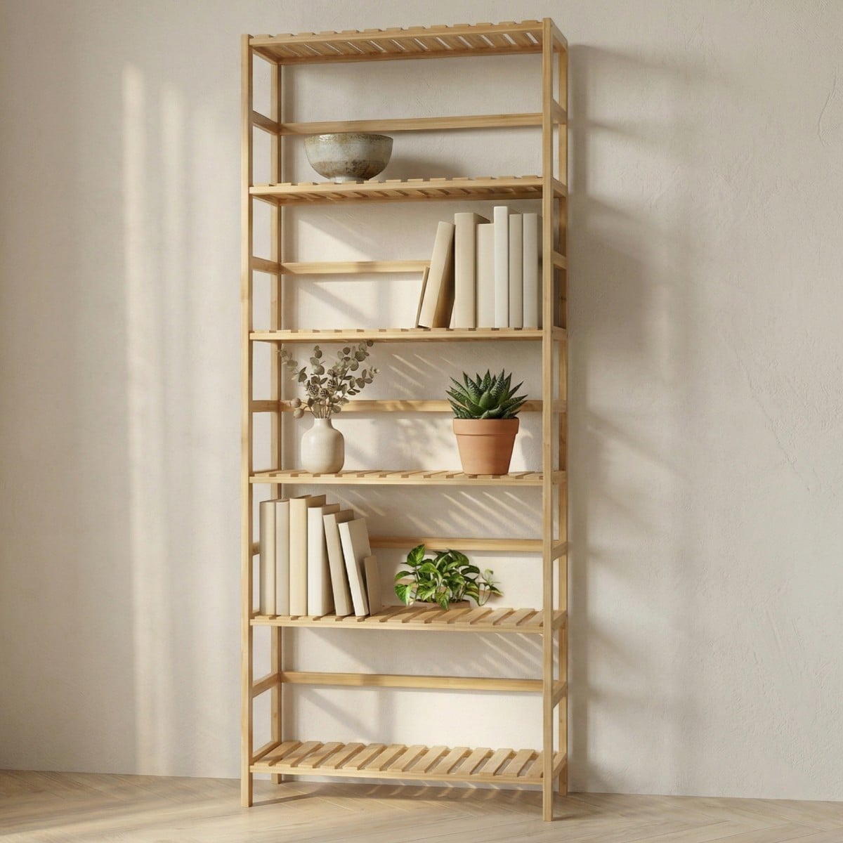 L'étagère bambou Japandi 7 niveaux en bois clair avec sept plateaux verticaux, style zen minimaliste, supportant plantes, livres et déco dans un salon lumineux et épuré.