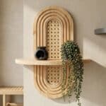 Étagère Japandi en rotin et bois clair fixée au mur avec arche naturelle. Plateau en bois et tressage rotin décoratif où plantes et objets reposent dans un style zen chaleureux.