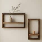 Sur un mur clair, le lot 2 étagères murales Japandi cadre en bois montre deux cadres flottants en bois naturel. Quelques objets décoratifs reposent dedans, créant une ambiance minimaliste et zen.