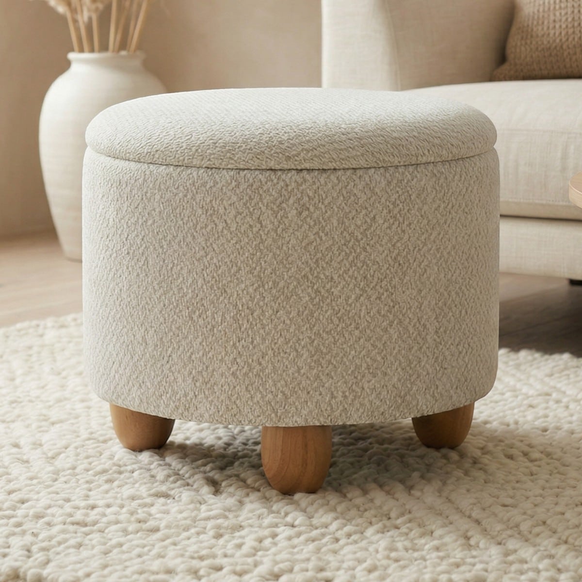 Notre pouf japandi 2 en 1 assise et rangement beige en lin avec pieds en pin, forme carrée, couvercle réversible plateau bois, coffre intégré pour salon minimaliste élégant.