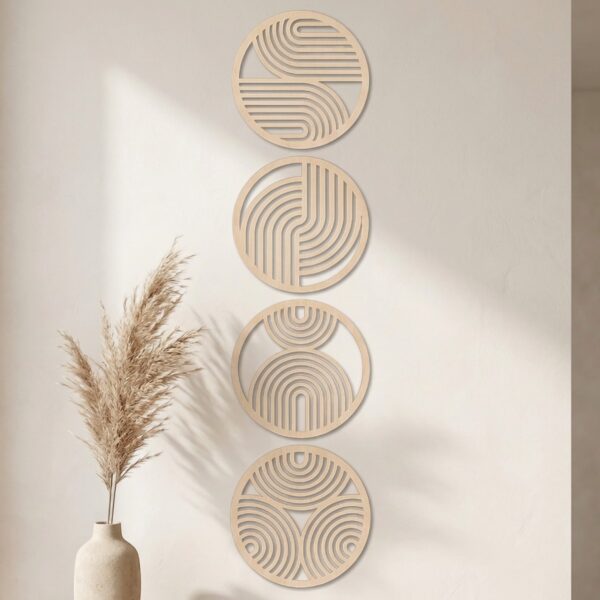 Cadre japandi inspiration jardin japonais en bois set de 4 : quatre cercles décoratifs bois clair motifs géométriques zen alignés verticalement sur mur beige, avec vase et herbe pampas ambiance minimaliste apaisante.