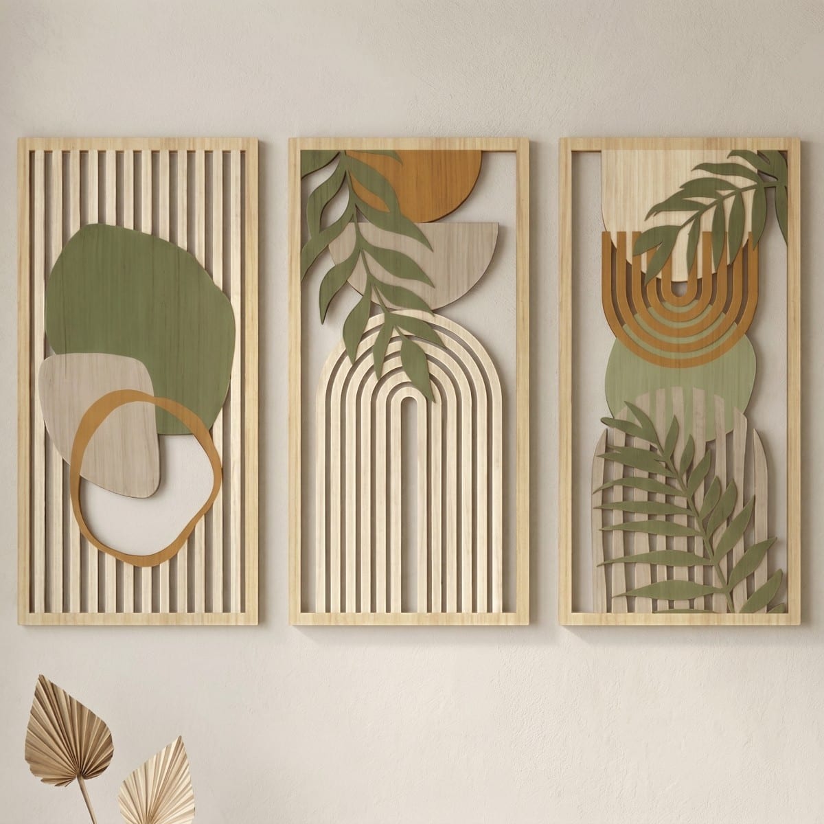 Cadre mural Japandi en bois ajouré et motifs organiques composé de trois panneaux décoratifs en bois naturel avec découpes abstraites laissant passer la lumière.