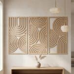 Cadre mural sculpté en arcs de cercles Japandi composé de trois panneaux en bois naturel avec motifs géométriques ajourés formant des arcs décoratifs minimalistes.