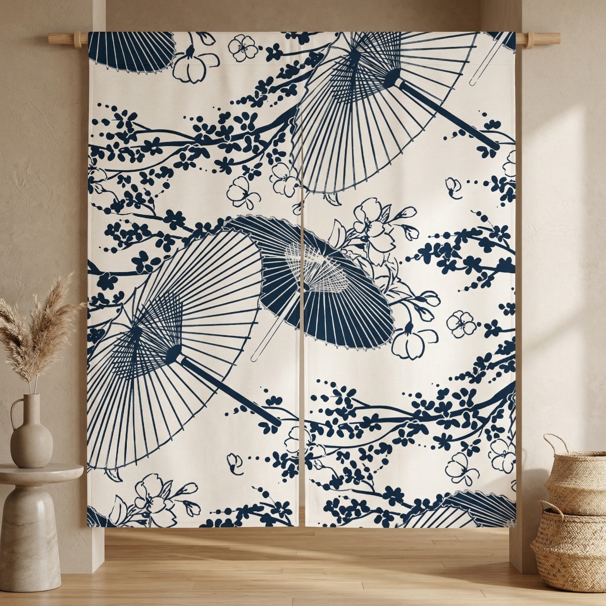 Suspendu dans une ouverture, le Rideau japonais double ombrelles sakura bleu marine montre des motifs d’ombrelles et fleurs de cerisier sur fond bleu, tissu fendu au centre pour passer.