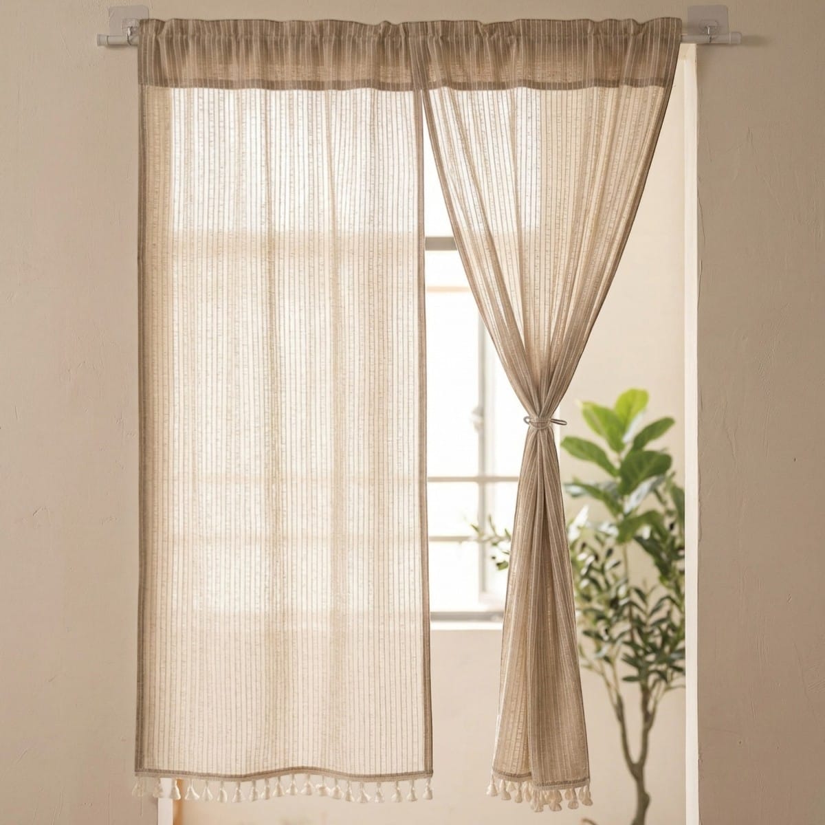 Suspendu dans une ouverture intérieure, le rideau de porte japonais en coton avec franges ambiance japandi montre un tissu naturel à motifs avec franges légères créant une séparation douce et zen.