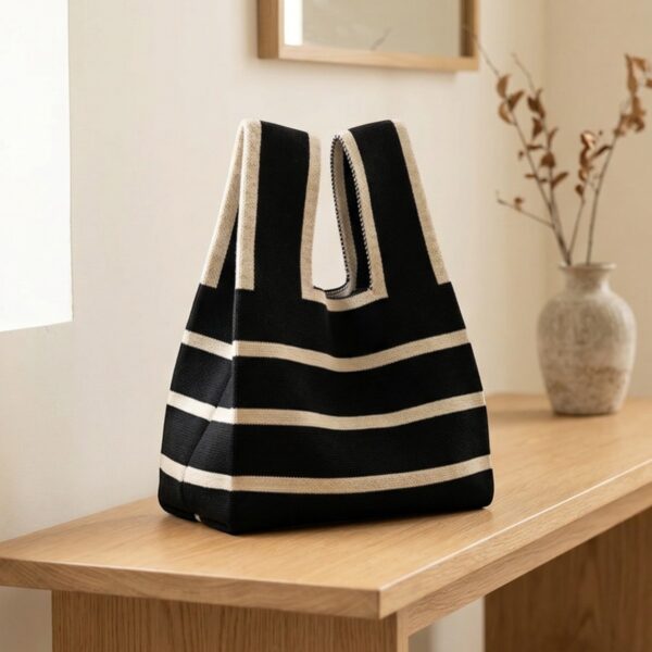 Notre sac japonais tricot rayé grandes anses, un sac textile en maille épaisse avec rayures graphiques et larges anses, style japonais minimaliste pratique pour transporter vos essentiels au quotidien.