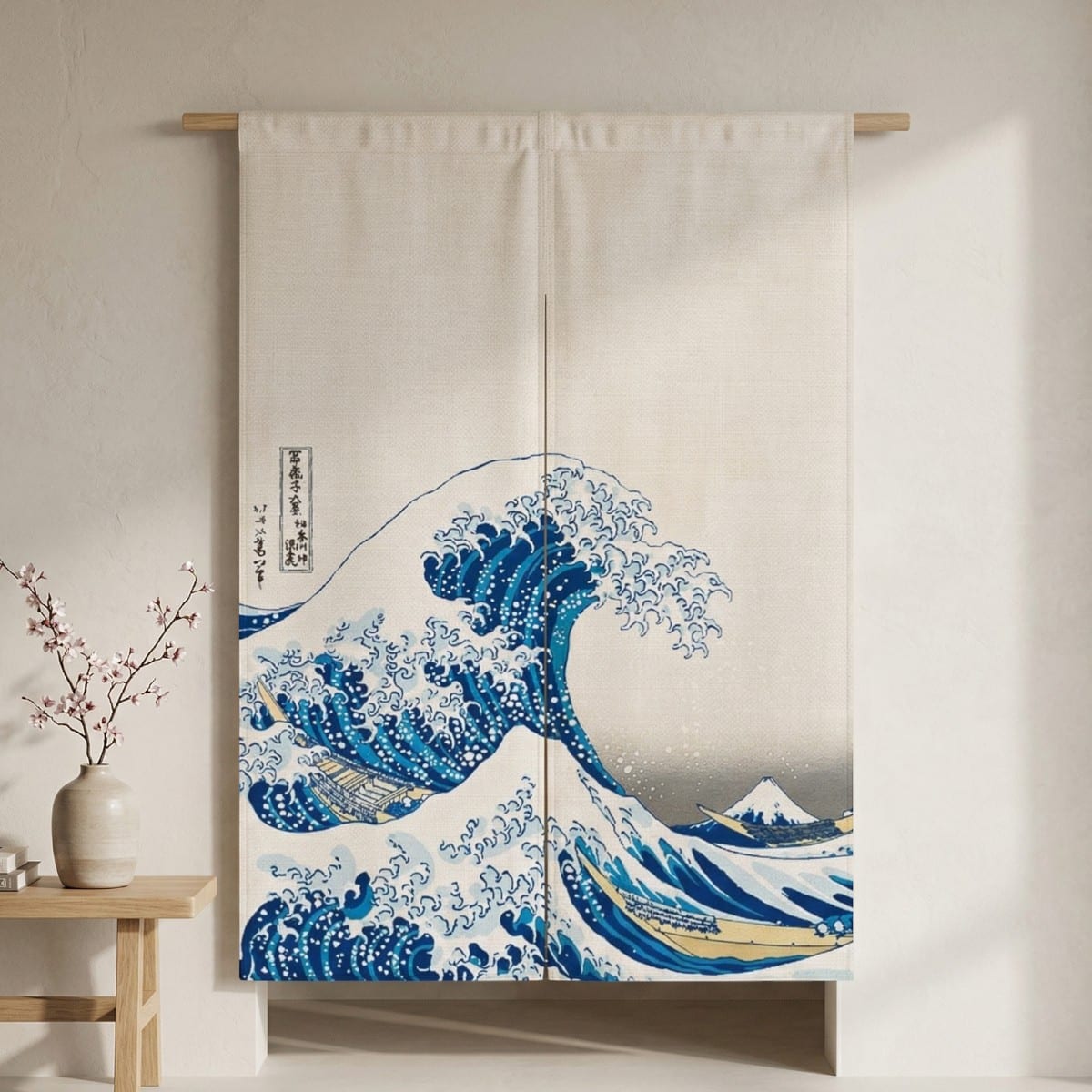 Rideau japonais double grande vague Hokusai suspendu dans une ouverture, tissu clair avec immense vague bleue style estampe japonaise, séparant deux pièces dans une déco zen apaisante.
