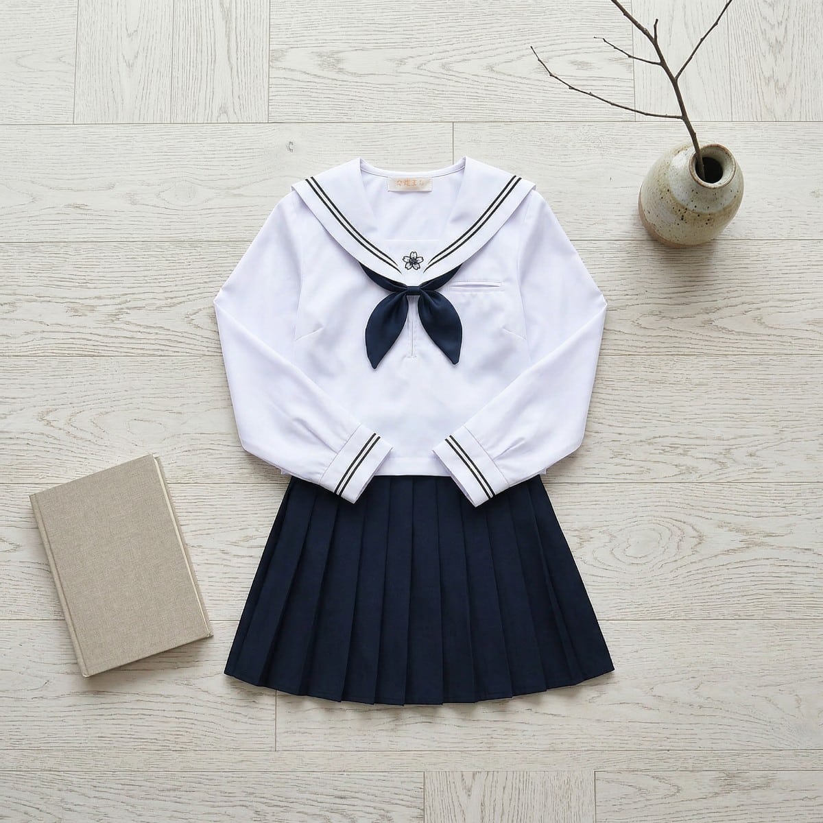 Uniforme scolaire japonais fille cravate marine — style japandi