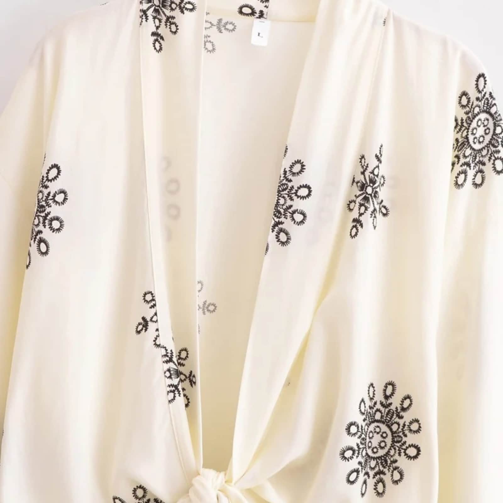 Kimono femme court imprimé floral ethnique, kimono japonais porté de face
