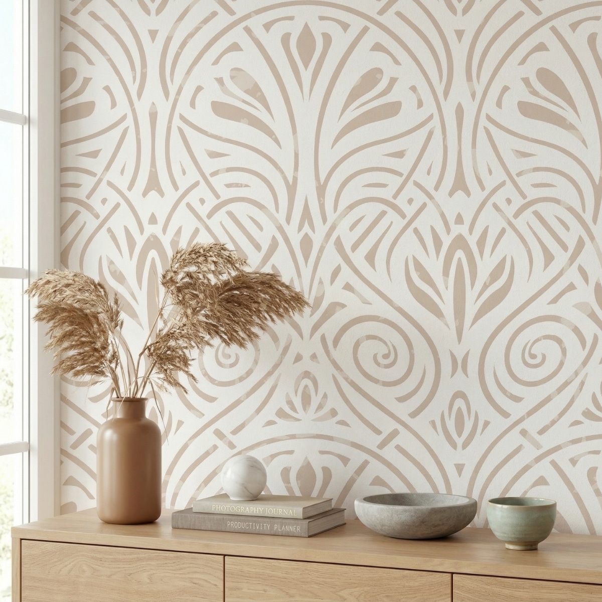 Papier peint japonais style minimaliste avec des arabesques beige, dans un salon japandi