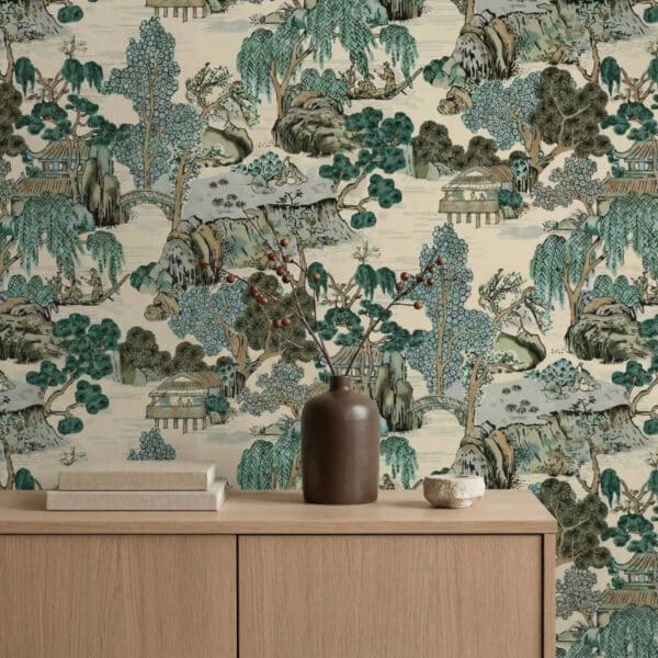 Papier peint japonais à motif paysage traditionnel dans les tons verts, derrière une commode